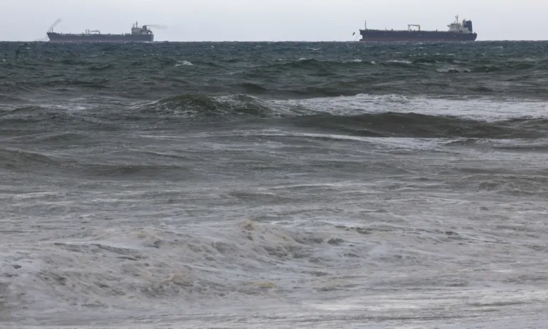Петролен танкер и товарен кораб се сблъскаха в Северно море - Tribune.bg