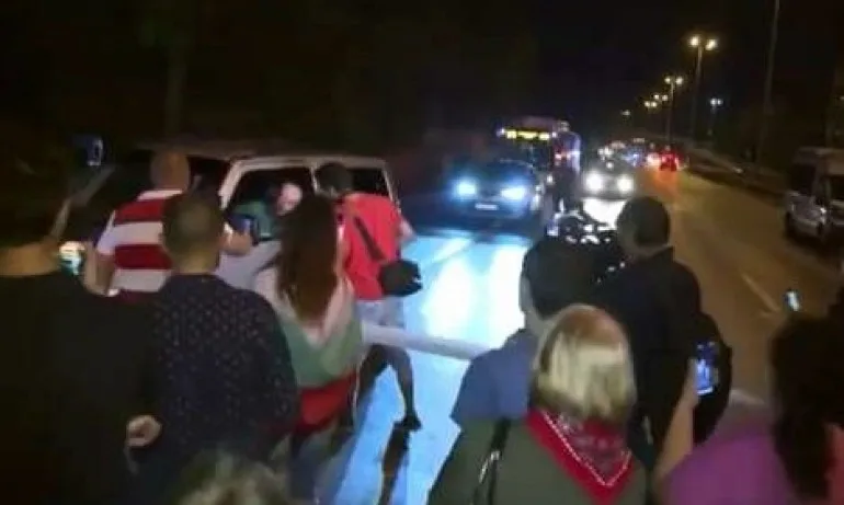 И колата на политолог беше блокирана на Ситняково, протестиращи го обвиниха, че е гербаджия - Tribune.bg