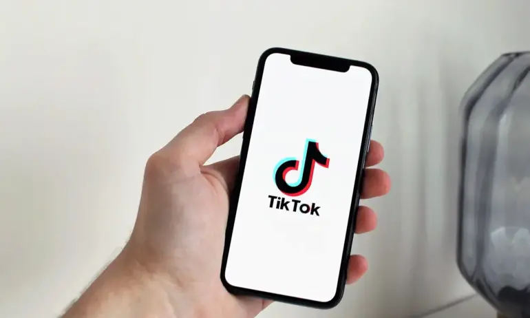 TikTok ще обозначава автоматично видеоклиповете, създадени с изкуствен интелект - Tribune.bg