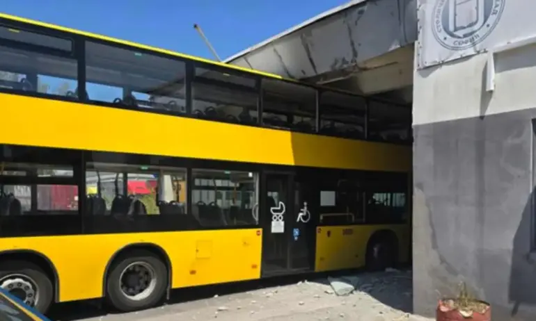 Двуетажен автобус заседна в малък тунел в София (СНИМКИ)