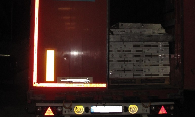 Задържаха мъж, укрил незаконни имигранти в камион - Tribune.bg