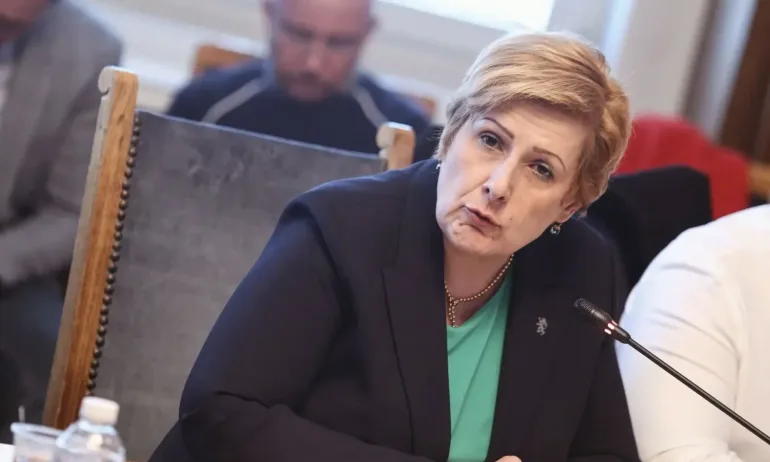 Гунчева разкри таен чат за организирани автобуси от Възраждане - Tribune.bg