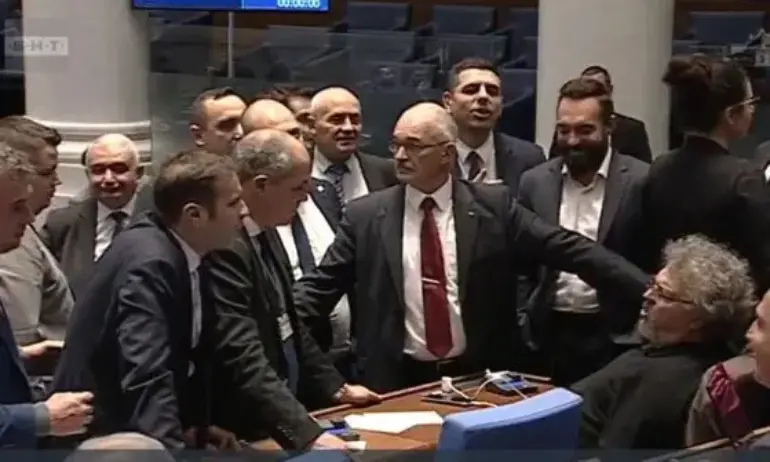 Почти до бой: Възраждане скочиха на Монол Пейков – бил пиян и по тениска - Tribune.bg