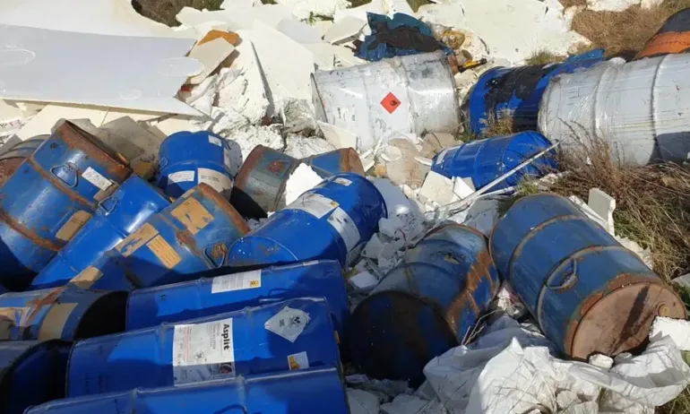 Откриха 250 варела с опасни химикали, разхвърляни из София - Tribune.bg