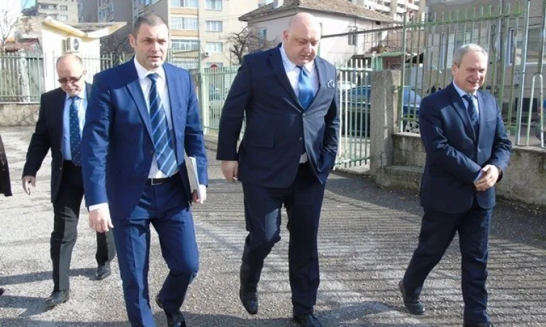 Министър Кралев посети спортните обекти в Търговище - Tribune.bg