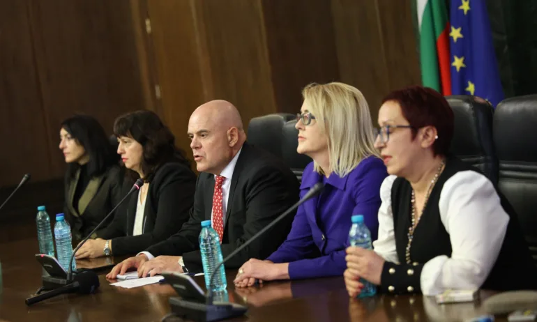 Гешев излиза в отпуск по лични причини, оставя жена да го замества - Tribune.bg