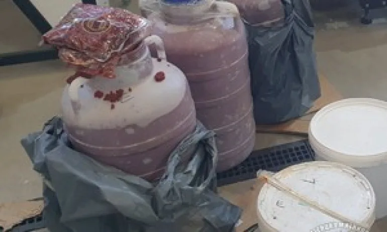 Митничарите на Дунав мост задържаха 238 кг тютюн за наргиле, скрит в туршия и доматено пюре - Tribune.bg