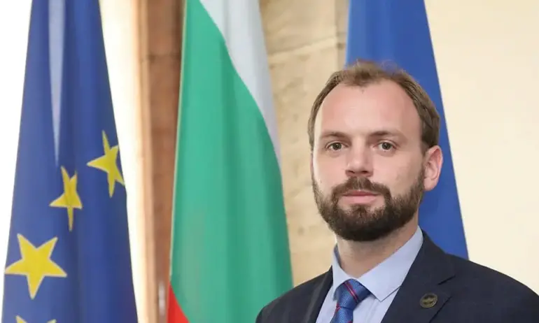 Тагарев прие оставката на Мустафа Емин - Tribune.bg