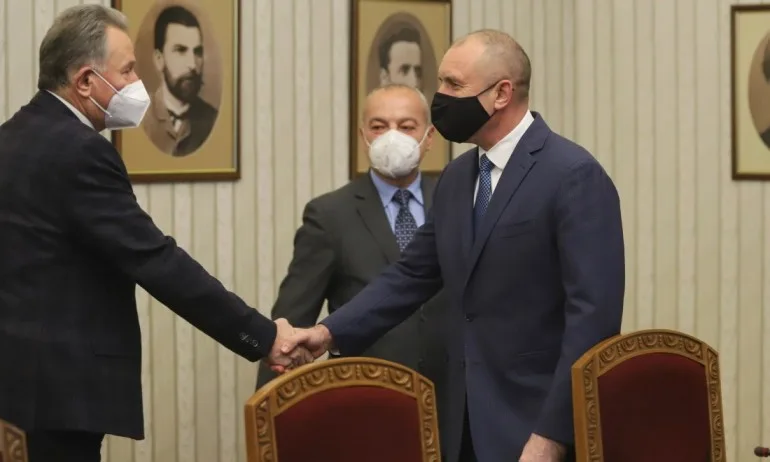 Журналистът Ивелин Николов: Радев и Кацаров да напуснат постовете си и политиката, но първо да се извинят - Tribune.bg