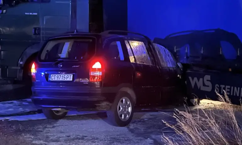 Мъж и жена загинаха, след като колата им се вряза в ТИР край Казанлък - Tribune.bg