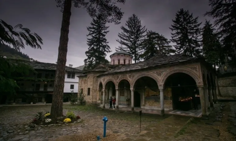 Троянският манастир ще излъчва онлайн службите около Великден - Tribune.bg