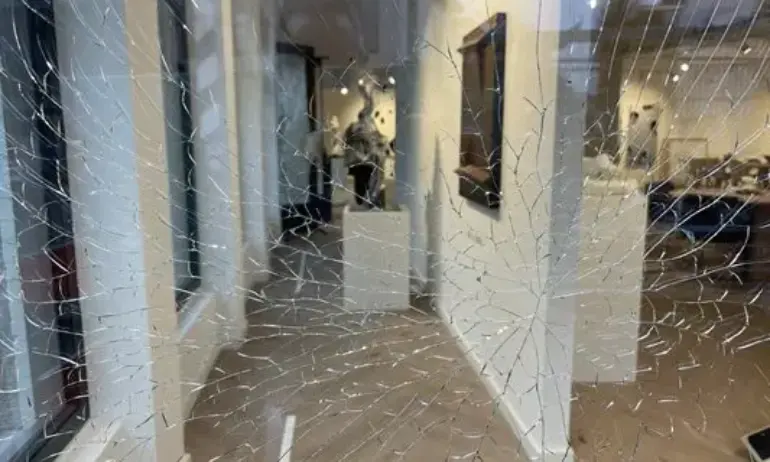 Взривиха галерия в Нидерландия и откраднаха картини на Анди Уорхол - Tribune.bg