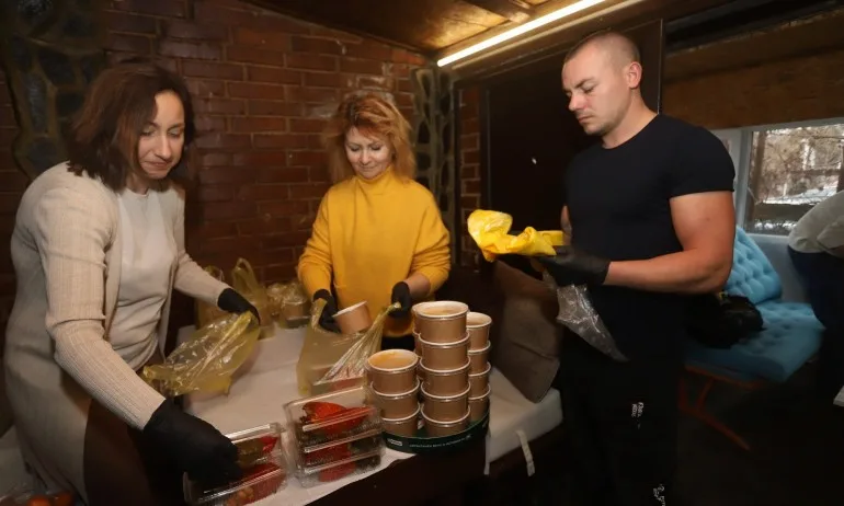 Доброволец: Няма по-хубаво чувство от това, че си дарил топлота за Коледа - Tribune.bg