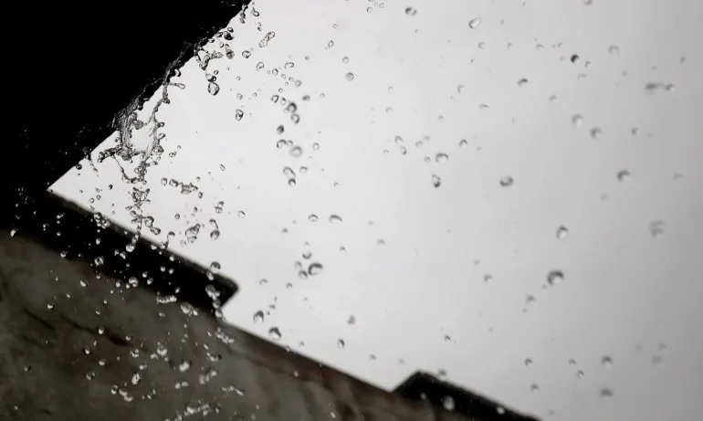 Пороен дъжд, гръмотевици и градушка в София (ВИДЕО) - Tribune.bg