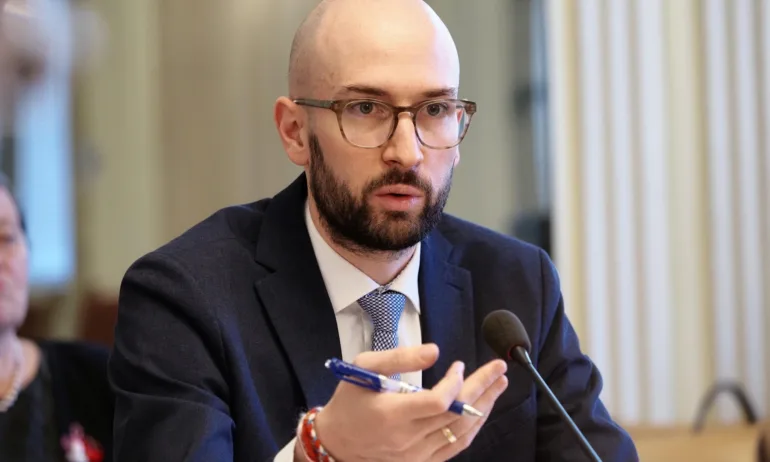 Финансовият министър очаква спад на цените по бензиностанциите - Tribune.bg