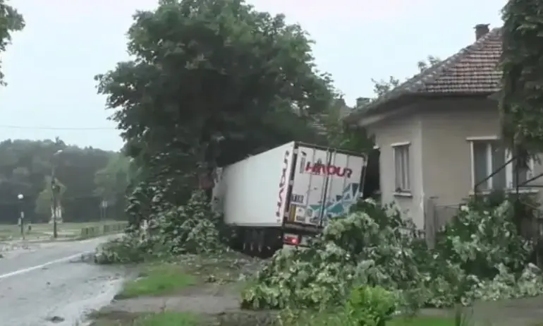 Тир се е врязал в къща в центъра на врачанското село Баница - Tribune.bg