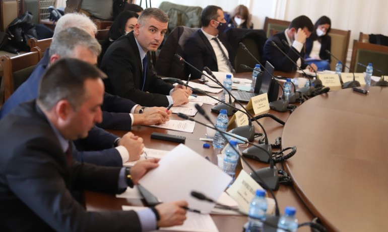 Енергийната комисия прие промени в Закона за енергетиката, с които намалява състава на КЕВР - Tribune.bg