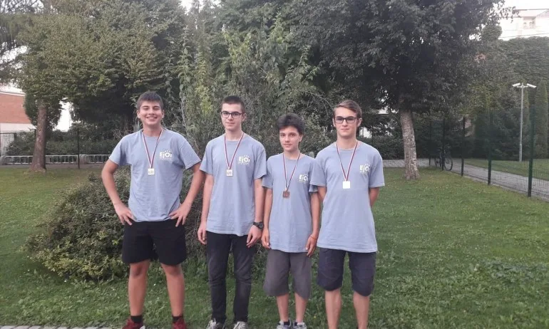 Български ученици взеха четири медала от олимпиада по информатика - Tribune.bg