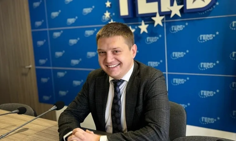 Разделяй и владей! Тактика, стара колкото света и прилагана от Румен Радев - Tribune.bg