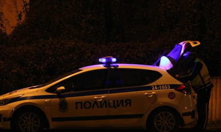 Униформени гониха пияни и надрусани, които бягали с крадена кола - Tribune.bg