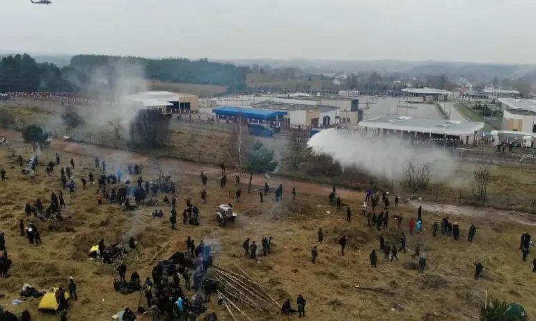 Блокада от тирове на границата между Полша и Украйна - Tribune.bg