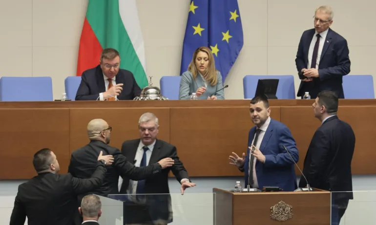 Тошко Йорданов към Божидар Божанов: Ти и цялата ви клика сте пе***сти и подкрепяте педофилите - Tribune.bg