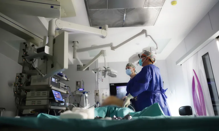 Хирурзите във ВМА ще оперират с робот Da Vinci Xi - Tribune.bg