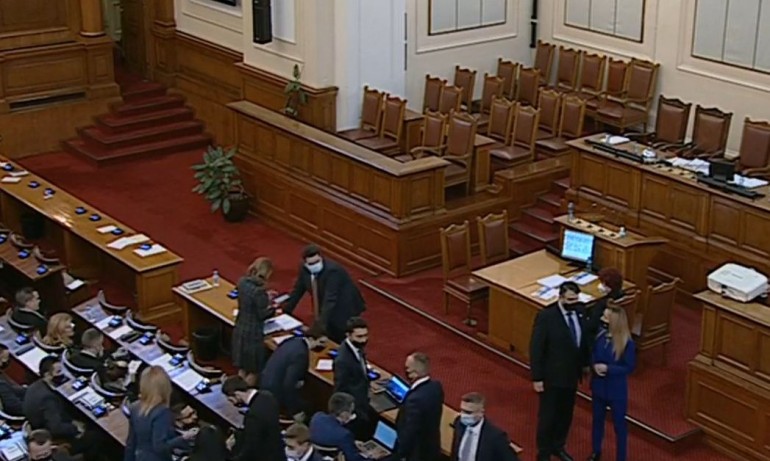 Депутатите решават на второ четене намаляване на състава на КЕВР (НА ЖИВО) - Tribune.bg