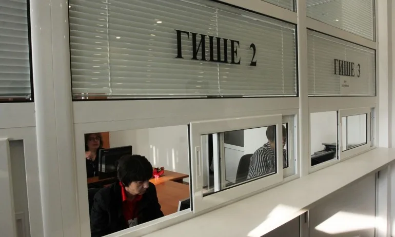 Край на опашките пред гишетата, чиновници сами ще събират информация - Tribune.bg