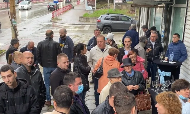 Партията на Слави Трифонов в нарушение на заповед на министъра на здравеопазването - Tribune.bg