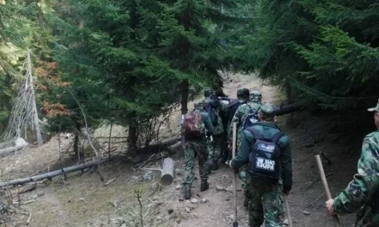 Втори ден: Военни и хеликоптер се включиха в гасенето на Рила - Tribune.bg