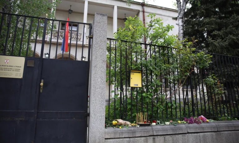 Цветя пред сръбското посолство в памет на жертвите на стрелбите от последните дни - Tribune.bg