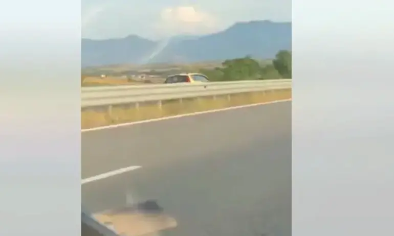 Заснеха кола в насрещното движение по АМ Струма (ВИДЕО) - Tribune.bg