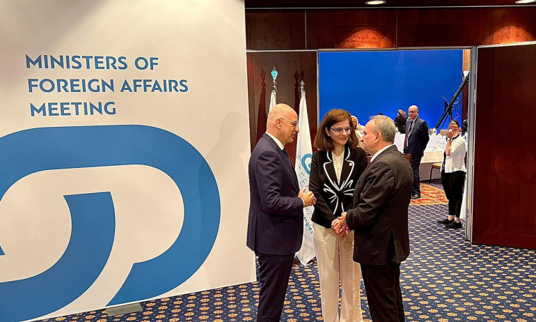 Оставка ли? Генчовска е в Гърция на срещи на ПСЮИЕ - Tribune.bg