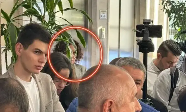 Депутатът на ПП-ДБ Антоанета Цонева беше хваната от фоторепортерите да