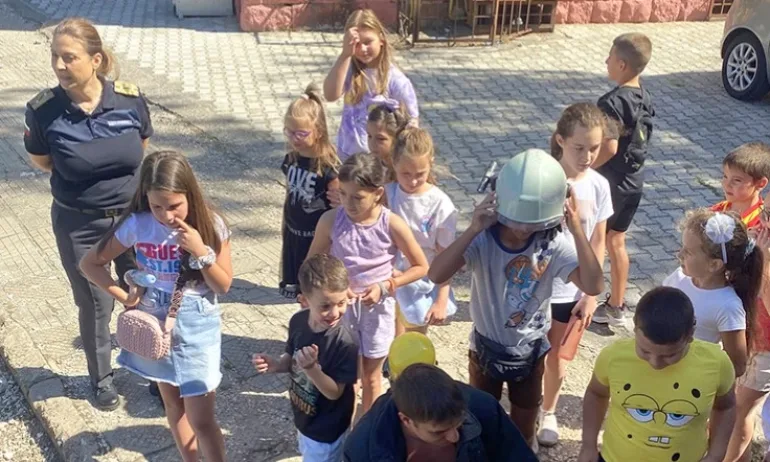 Децата от Лято в библиотеката се запознаха с професията на пожарникаря - Tribune.bg