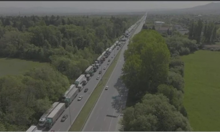 МВР на Бойко Рашков не допуска стотиците камиони и автобуси,