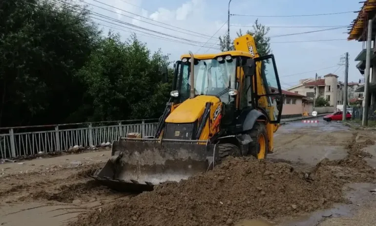 Тежка техника за разчистване влезе в село Слатина - Tribune.bg