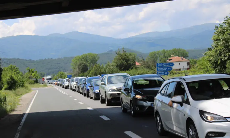 Задръстване на Е-79 край Симитли. Регулирането от АПИ не помага - Tribune.bg