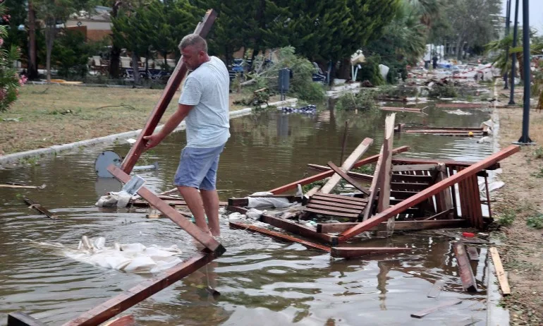 Наводнения в Западна Гърция – десетки хора са евакуирани - Tribune.bg