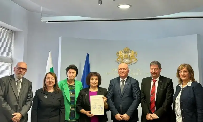 Подписаха новия колективен трудов договор: Учителските заплати растат с 8,4% - Tribune.bg