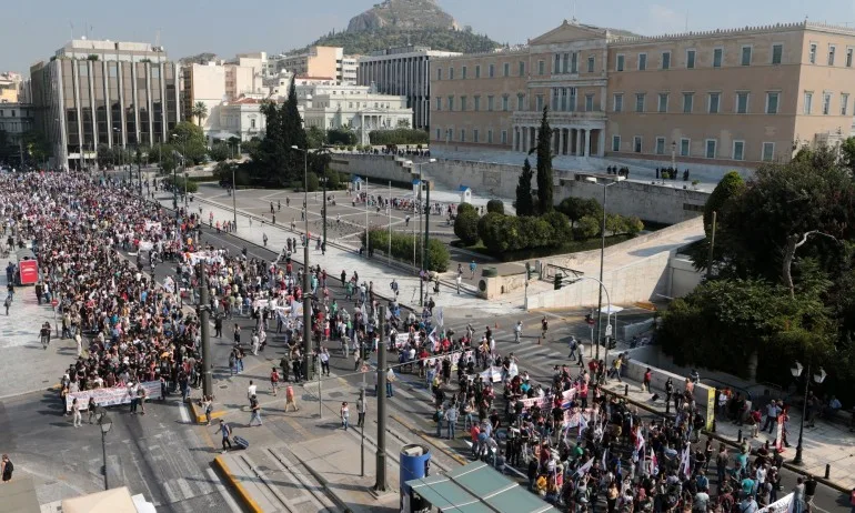 24-часова стачка блокира Атина - Tribune.bg