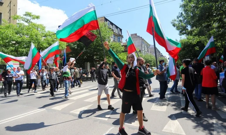 Българските патриоти протестираха пред централата на ДПС: България не е турска земя - Tribune.bg