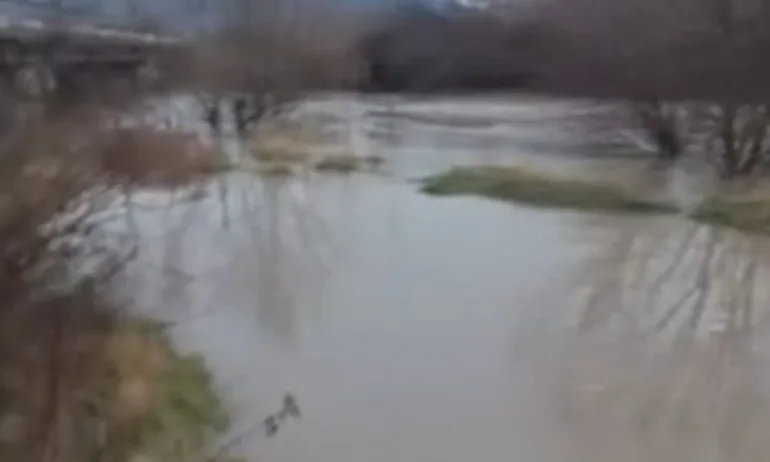 Критична ситуация край Батановци: Пропука се дига след вливането на река Конска в Струма - Tribune.bg