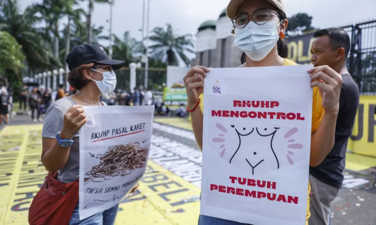 Парламентът на Индонезия одобри закон, който забранява секса извън брака,