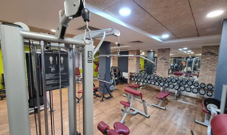 Моловете и фитнесите в Бургас остават отворени - Tribune.bg