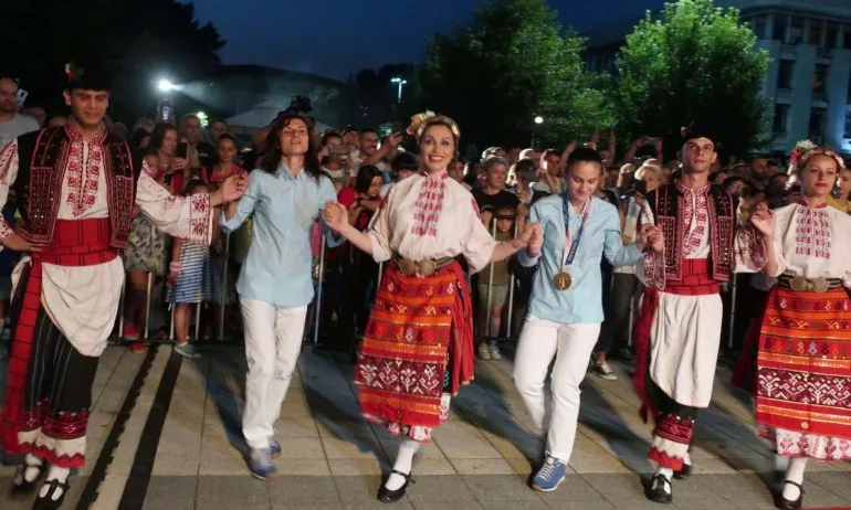 Стойка Кръстева и Ивет Горанова станаха почетни граждани на Плевен - Tribune.bg