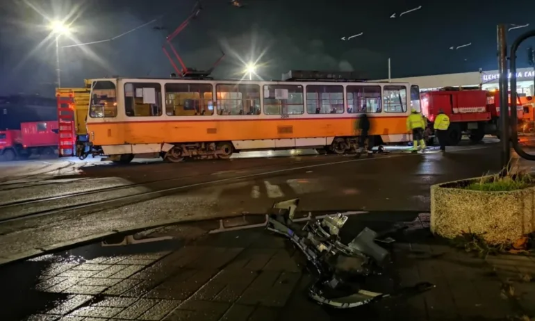 Катастрофа между два трамвая и бус край Централна гара в София (СНИМКИ) - Tribune.bg