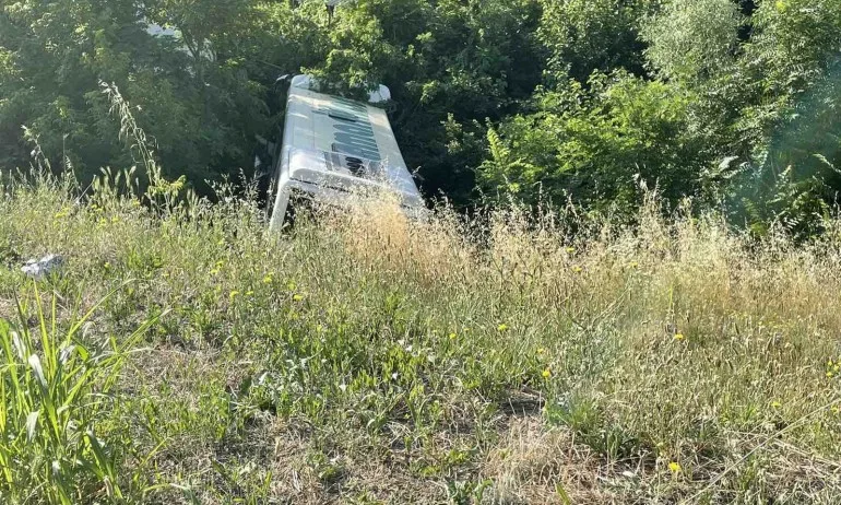Автобус падна в канавка в Стара Загора - Tribune.bg