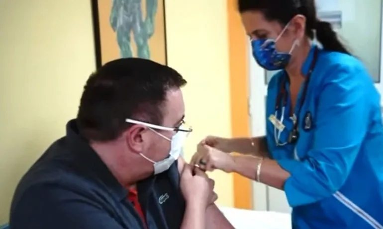 Проф. Костадин Ангелов си сложи трета доза - Tribune.bg